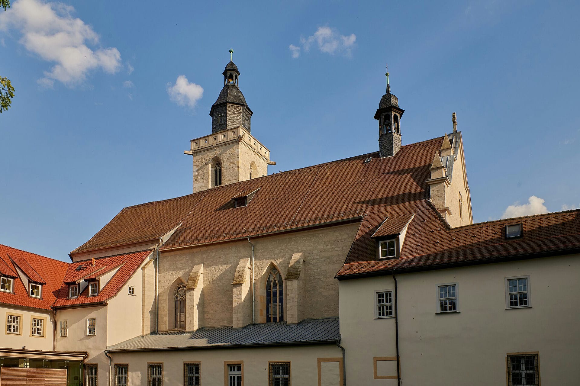 Blick aus dem Wigbertihof auf die Kirche St. Wigbert