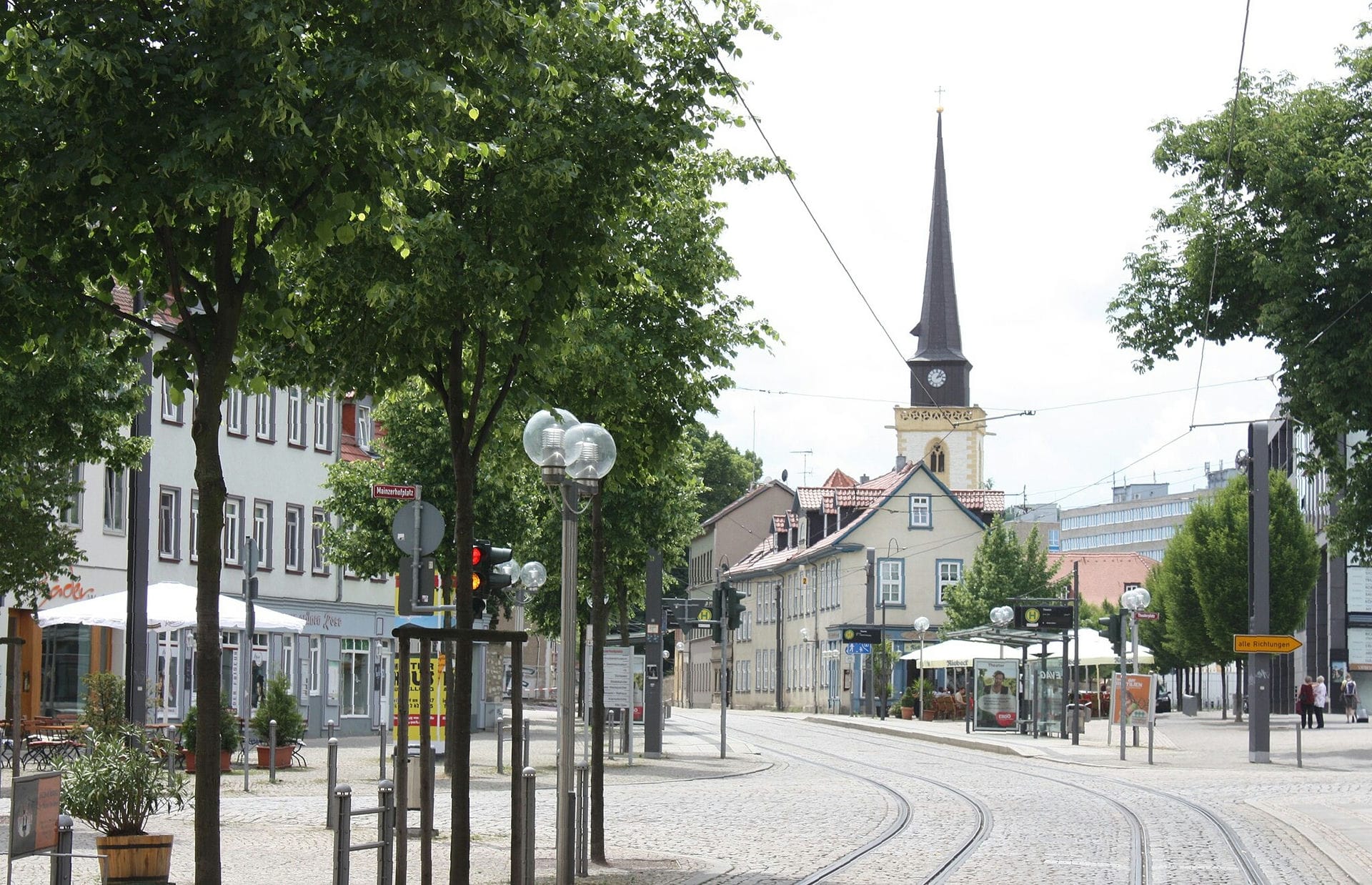 Mainzerhofplatz und Blick auf die Kirche St. Martini